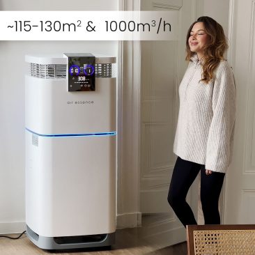 Kobieta relaksuje się w przytulnym pokoju, czytając przy oczyszczaczu i nawilżaczu powietrza Air Essence™ Cyclone, który wyświetla jakość powietrza na cyfrowym ekranie. Polski tekst brzmi 