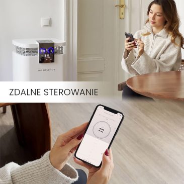 Kobieta używa smartfona przy stole do regulacji oczyszczacza i nawilżacza powietrza Air Essence™ Cyclone Max (150-170m²). Telefon wyświetla elementy sterujące z polskim tekstem 