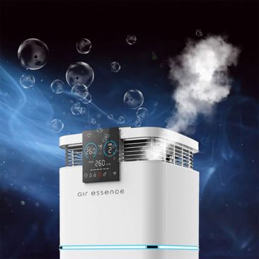 Oczyszczacz powietrza z nawilżaczem Air Essence™ Cyclone Max emituje mgiełkĘ. Cyfrowy wyświetlacz pokazuje temperaturę, wilgotność i jakość powietrza na ciemnym, zadymionym tle.