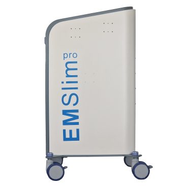 Air Essence™ EMSlim PRO stymulator mięśni HIEMT boczny panel obudowy z logo EMSlim pro oraz mobilną podstawą na czterech kółkach.