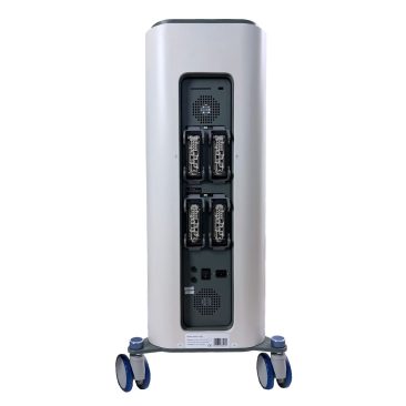 Tył urządzenia Air Essence™ EMSlim PRO stymulator mięśni HIEMT z widocznym panelem przyłączeniowym, czterema portami aplikatorów oraz mobilną podstawą na kółkach.