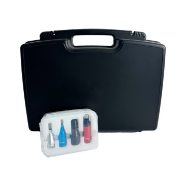 Duża czarna walizka Air Essence™ Fluxion F2 z uchwytem stoi za mniejszą przezroczystą walizką z czterema głowicami lasera - srebrną, niebieską, czarną i czerwoną.