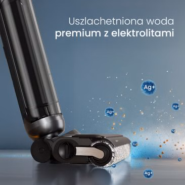 Zbliżenie na Stojący Odkurzacz Myjący, Bezprzewodowy 7w1, Air Essence™ Typhoon Drive Jet na podłodze, z cyfrowymi efektami pokazującymi jony Ag+ i polskim tekstem promującym wodę premium z elektrolitami.