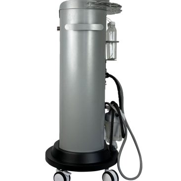 Air Essence™ Hydra Facial Therapy ESSENTIAL to wysokie, srebrne urządzenie kosmetyczne na kółkach z wężykami, przezroczystymi pojemnikami, pokazane z boku na białym tle.