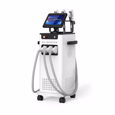 Air Essence™ LunaSheer MAX1 system 3w1 SHR, IPL, laser neodymowy NDYAG, białe urządzenie kosmetyczne z ekranem dotykowym, przyciskami sterującymi, wyświetlaczem na górze, trzema dołączonymi kablami i kółkami ułatwiającymi przemieszczanie.