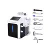 Air Essence™ HydraGlow PRO urządzenie do hydradermabrazji 8w1 to biało-czarne urządzenie do pielęgnacji skóry z ekranem dotykowym, ośmioma wymiennymi ręcznymi nasadkami kosmetycznymi umieszczonymi obok niego na białym tle.