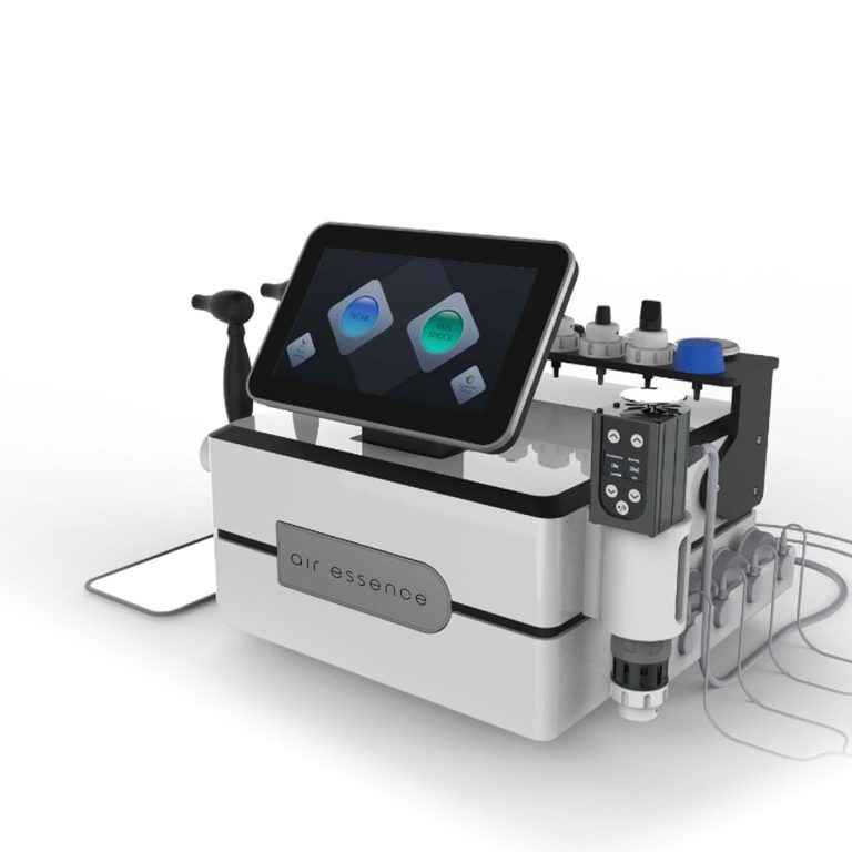 Fala uderzeniowa Air Essence™ Vortex V1, fala elektromagnetyczna CET RET i EMS/Tecar Air Essence Vortex V1 urządzenie do terapii falą uderzeniową elektromagnetyczną skupioną oraz terapii CET RET i EMS Tecar z ekranem i zestawem aplikatorów zabiegowych, widok pod kątem na jasnym tle