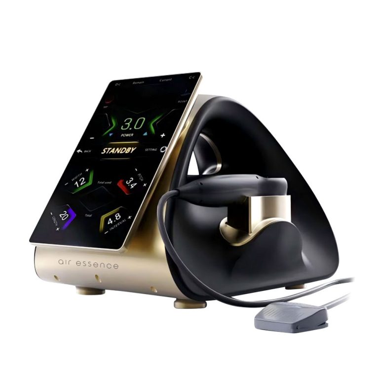 Aparat Air Essence™ HIFU 22D MAX jest wyposażony w nowoczesny ekran dotykowy, elegancką czarno-złotą podstawę, podłączone urządzenie ręczne i oddzielny pedał nożny.