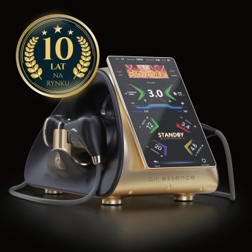 Aparat Air Essence™ HIFU 22D MAX do liftingu twarzy i ciała, eleganckie urządzenie z ekranem dotykowym wyświetlającym kolorowe wskaźniki, znajduje się na czarnej powierzchni. Złota plakietka z laurami i napisem 