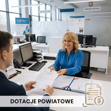 Kobieta w niebieskiej bluzce przekazuje dokumenty klientowi przy biurku w jasnym urzędzie, grafika z napisem „Dotacje powiatowe” i ikoną dokumentu z symbolem pieniądza.