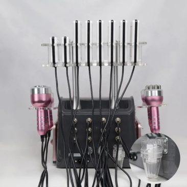 Widok na tył urządzenia windScrub 40K Kawitacyjne urządzenie wyszczuplające 6 w 1, Rose1 wyposażone w wiele końcówek i sond, wszystkie podłączone do czarnej jednostki bazowej.