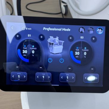 Panel sterowania fotela EMS + HIEMT Sano urządzenia do wzmocnienia mięśni dna miednicy i mięśni Kegla z ekranem dotykowym w trybie Professional Mode oraz widocznymi ustawieniami parametrów zabiegu