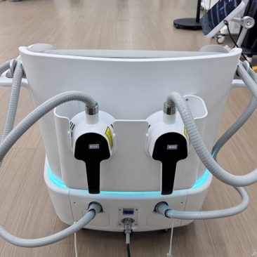 Tył fotela EMS + HIEMT Sano urządzenia do wzmocnienia mięśni dna miednicy i mięśni Kegla z podłączonymi aplikatorami bocznymi oraz widocznymi przewodami i panelem przyłączeniowym
