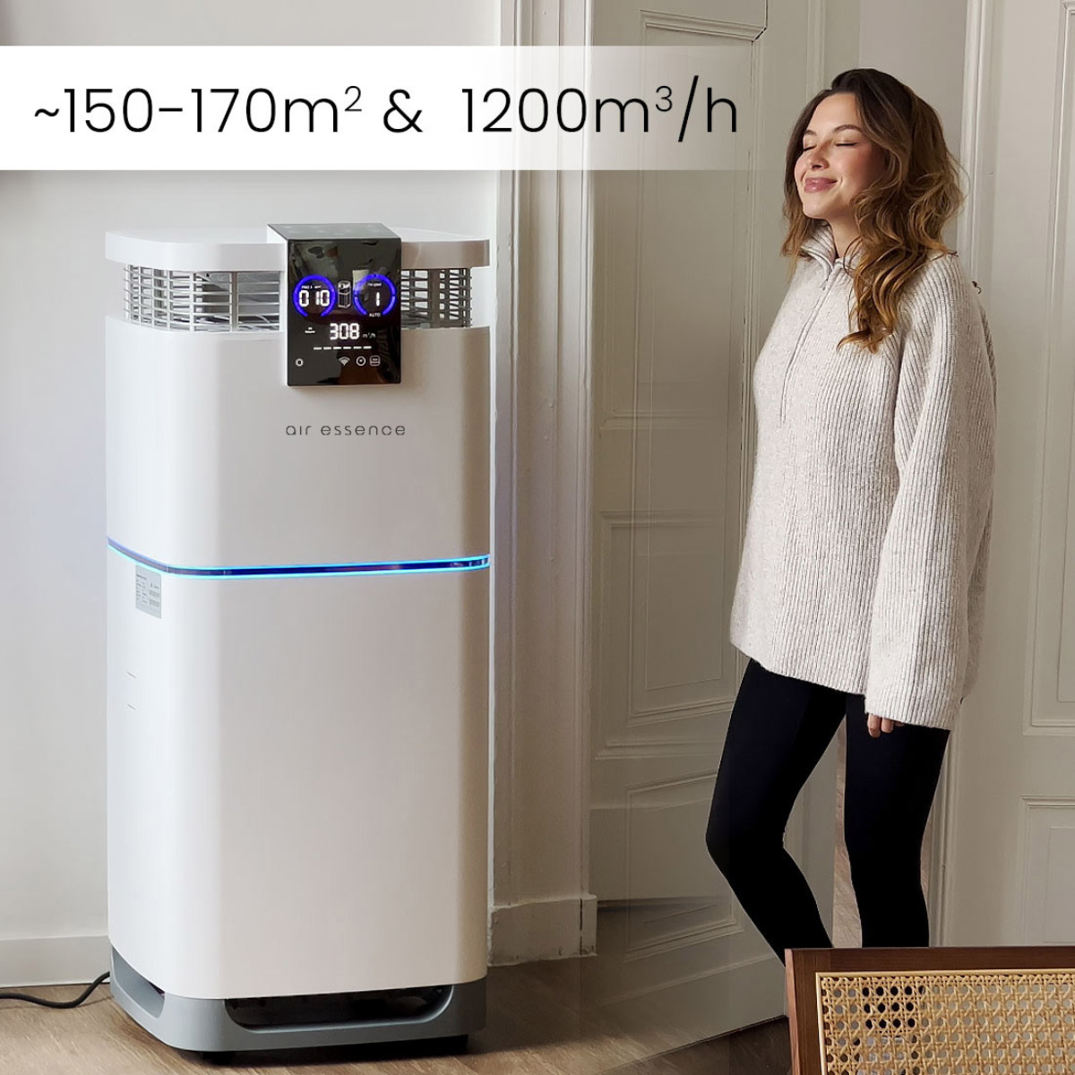 Kobieta stoi obok oczyszczacza powietrza Air Essence™ Cyclone Max z nawilżaczem, wyposażonego w 7-calowy ekran dotykowy LCD i sterylizator UVC, odpowiedniego do pomieszczeń o powierzchni 150-170 m². Tekst powyżej brzmi "~150-170m² & 1200m³/h".