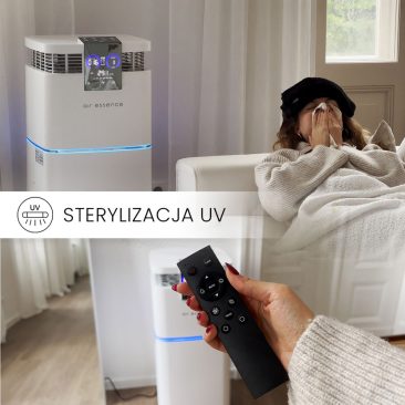 Jedna osoba zakrywa nos chusteczką, podczas gdy druga używa pilota do obsługi Oczyszczacza powietrza z nawilżaczem Air Essence™ Cyclone Max. Polski napis