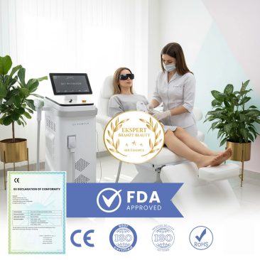 Zabieg depilacji laserowej urządzeniem Harmattan H4 w nowoczesnym gabinecie kosmetycznym; widoczne oznaczenia CE, FDA, ISO i RoHS potwierdzające bezpieczeństwo oraz jakość sprzętu.