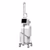 Air Essence™ Aramis A1 ablacyjny laser frakcyjny CO2 to białe, nowoczesne urządzenie medyczne z ekranem dotykowym, kółkami zapewniającymi mobilność i regulowanym górnym ramieniem.