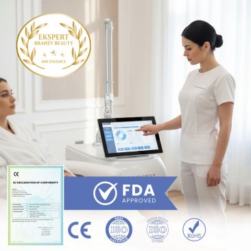 Kobieta w białym uniformie obsługuje dermatologiczny ablacyjny laser frakcyjny CO2 Air Essence™ Aramis A2 za pomocą ekranu dotykowego w salonie kosmetycznym. Widoczne są plakietki FDA, CE, ISO, RoHS i dokument zgodności.