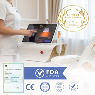Kobieta w białym uniformie obsługuje urządzenie Air Essence™ Ventys V4 do mezoterapii mikroigłowej RF w klinice, z widocznymi logo FDA, CE, ISO i RoHS oraz dokumentem deklaracji zgodności UE.