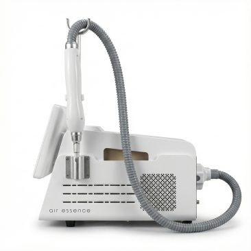 Air Essence™ Fluxion F1, biały, kompaktowy laser pikosekundowy do usuwania tatuaży, wyposażone w elastyczny wąż i ręczny aplikator, przedstawione na białym tle.