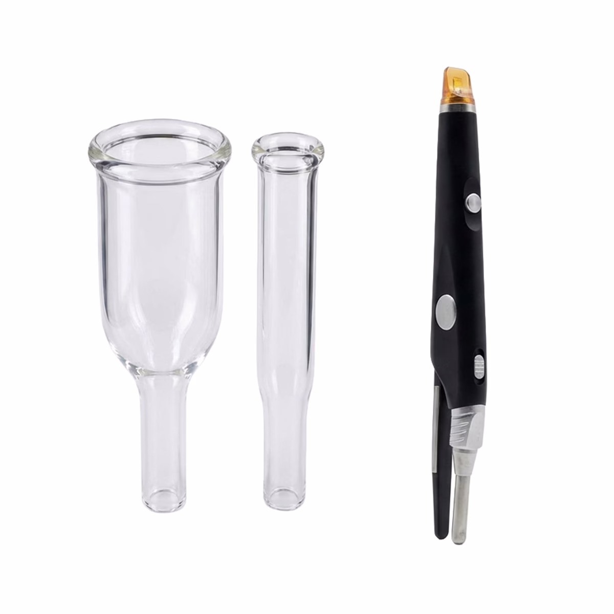 Na białym tle: dwie przezroczyste nakładki o różnych rozmiarach (po lewej) i Air Essence™ Hydra Facial Therapy, czarna końcówka do hydradermabrazji z metalowymi i plastikowymi częściami (po prawej).