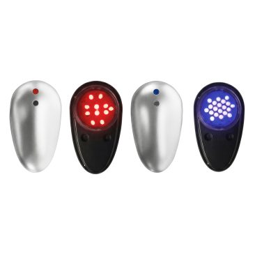 Przedstawiono dwie głowice, w dwóch perspektywach: tył i przód. Pierwsza głowica świeci czerwonym światłem, druga niebieskim. Obie głowice przedstawione są z góry i od spodu: czarne (widok od spodu) emitują jasne czerwone i niebieskie światło LED, podczas gdy srebrne (widok z wierzchu) mają małe wskaźniki, jeden czerwony i jeden niebieski.