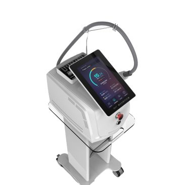 Air Essence™ Fluxion F3 to nowoczesne pikosekundowe urządzenie laserowe do usuwania tatuaży, wyposażone w ekran dotykowy, głowicę zabiegową na elastycznym wężu, oraz mobilny wózek na kółkach ułatwiający transport.