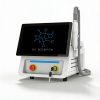 Air Essence™ Fluxion F1 to kompaktowe pikolaserowe urządzenie do usuwania tatuaży z ekranem dotykowym, dwoma przyciskami sterującymi, gniazdem na klucz i mobilną głowicą na grubym kablu.