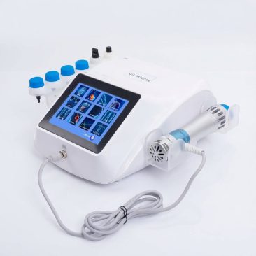 Fala uderzeniowa Air Essence™ Vortex V18, fala elektromagnetyczna, białe urządzenie fizjoterapeutyczne z ekranem dotykowym z ikonami, niebieskimi końcówkami oraz przewodowym aplikatorem ręcznym na białym tle.