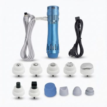 Fala uderzeniowa Air Essence™ Vortex V18 to niebieskie urządzenie ręczne z dwoma kablami i dziesięcioma wymiennymi białymi i szarymi głowicami, z których każda ma unikalne kształty i tekstury, wyświetlane na białym tle.