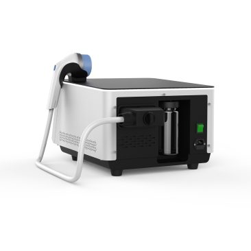 Air Essence Vortex V17 urządzenie do terapii falą uderzeniową z tylnym panelem technicznym pokazującym moduł zasilania i podłączenie przewodu głowicy, widok pod kątem na jasnym tle