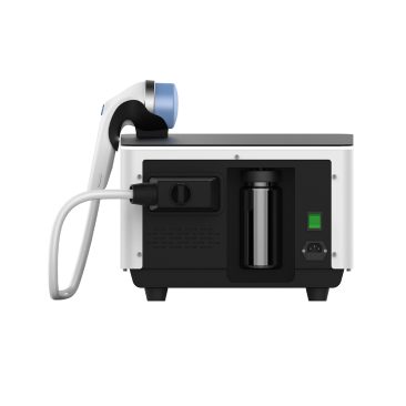 Air Essence Vortex V17 urządzenie do terapii falą uderzeniową z tylnym panelem technicznym pokazującym moduł zasilania i podłączenie przewodu głowicy, widok pod kątem na jasnym tle