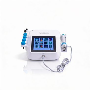 Fala uderzeniowa Air Essence™ Vortex V18, białe urządzenie fizjoterapeutyczne wyposażone w ekran dotykowy z ikonami, wiele niebieskich końcówek i ręczny aplikator przymocowany za pomocą zwiniętego przewodu.