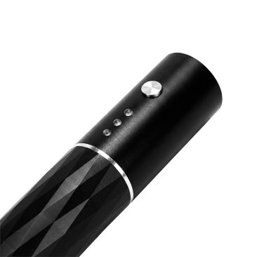 Zbliżenie na Air Essence™ Pen Pulse, eleganckie czarne cylindryczne urządzenie do mezoterapii mikroigłowej, z teksturowaną dolną częścią, metalowym przyciskiem i trzema wskaźnikami na gładkiej górnej części.