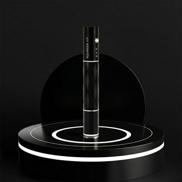 Air Essence™ Dermapen do mezoterapii mikroigłowej w eleganckiej, czarnej obudowie prezentowany na minimalistycznym, ciemnym tle. Profesjonalne urządzenie do mikronakłuć skóry twarzy i ciała, przeznaczone do stymulacji kolagenu, poprawy jędrności, wygładzenia zmarszczek oraz redukcji blizn i niedoskonałości.