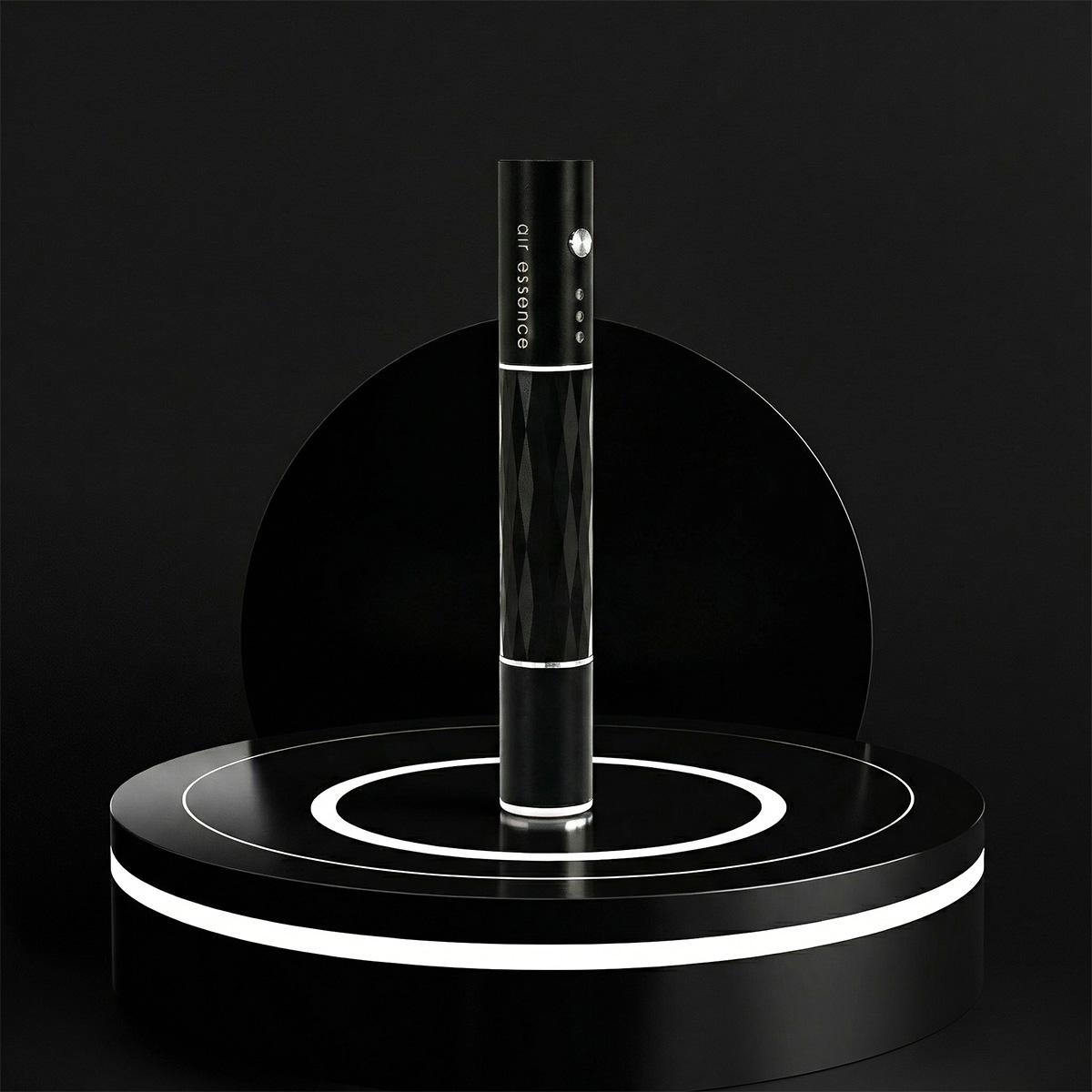 Air Essence™ Dermapen do mezoterapii mikroigłowej w eleganckiej, czarnej obudowie prezentowany na minimalistycznym, ciemnym tle. Profesjonalne urządzenie do mikronakłuć skóry twarzy i ciała, przeznaczone do stymulacji kolagenu, poprawy jędrności, wygładzenia zmarszczek oraz redukcji blizn i niedoskonałości.