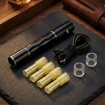 Air Essence™ Dermapen do mezoterapii mikroigłowej w eleganckiej, czarnej obudowie z zestawem akcesoriów. Na zdjęciu widoczny jest bezprzewodowy dermapen, przewód ładowania USB oraz wymienne, sterylne kartridże mikroigłowe. Profesjonalne urządzenie do mikronakłuć skóry twarzy i ciała, przeznaczone do stymulacji kolagenu, poprawy jędrności, redukcji zmarszczek oraz blizn potrądzikowych.