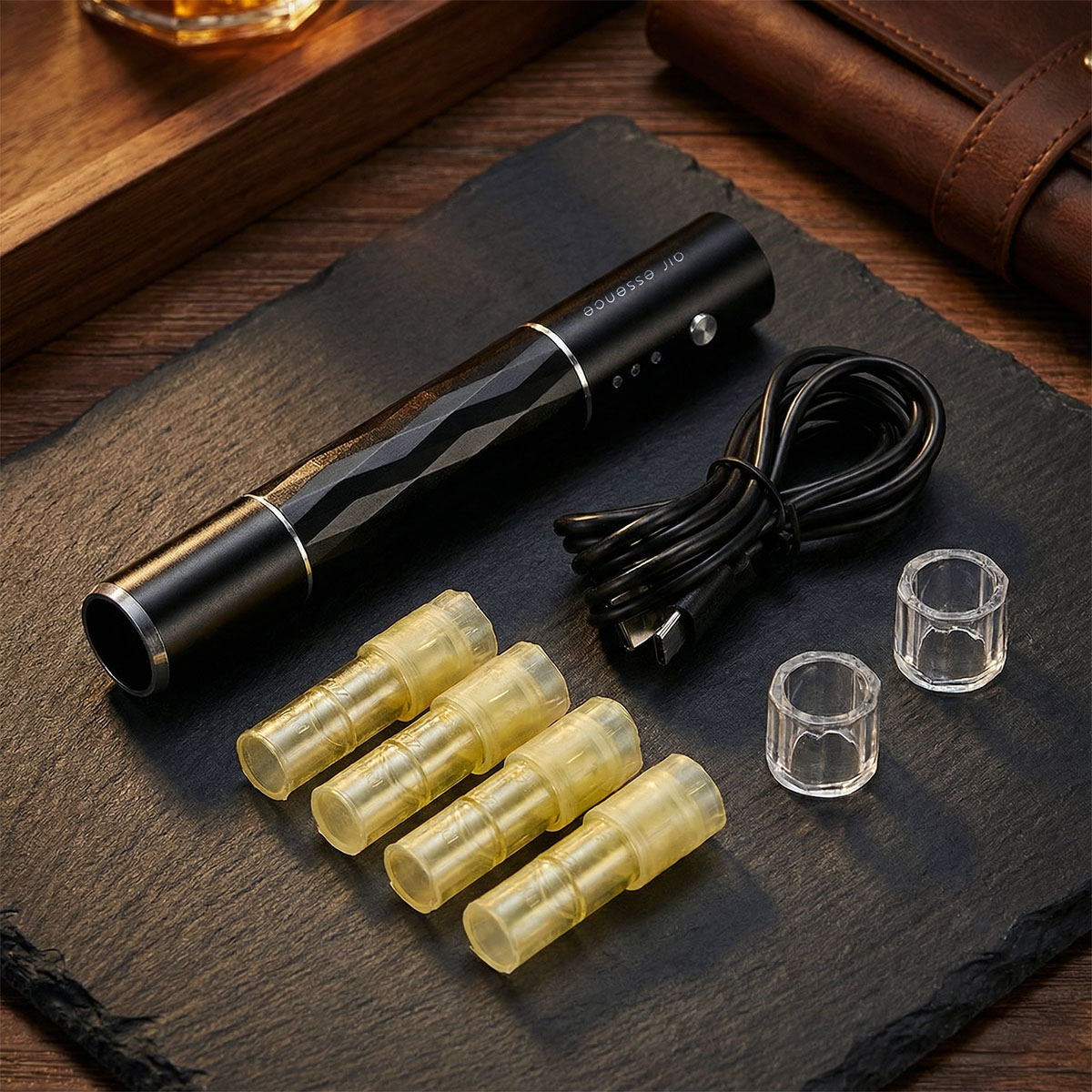 Air Essence™ Dermapen do mezoterapii mikroigłowej w eleganckiej, czarnej obudowie z zestawem akcesoriów. Na zdjęciu widoczny jest bezprzewodowy dermapen, przewód ładowania USB oraz wymienne, sterylne kartridże mikroigłowe. Profesjonalne urządzenie do mikronakłuć skóry twarzy i ciała, przeznaczone do stymulacji kolagenu, poprawy jędrności, redukcji zmarszczek oraz blizn potrądzikowych.