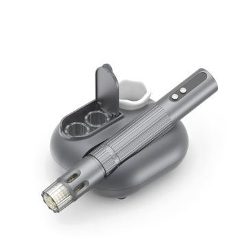 Dermapen Air Essence™ Pen Pulse PRO, eleganckie metalowe urządzenie do mikroigłowania z przyciskami, spoczywa na dopasowanej podstawie z dwoma cylindrycznymi gniazdami i pionową przegrodą, a wszystko to na białym tle.