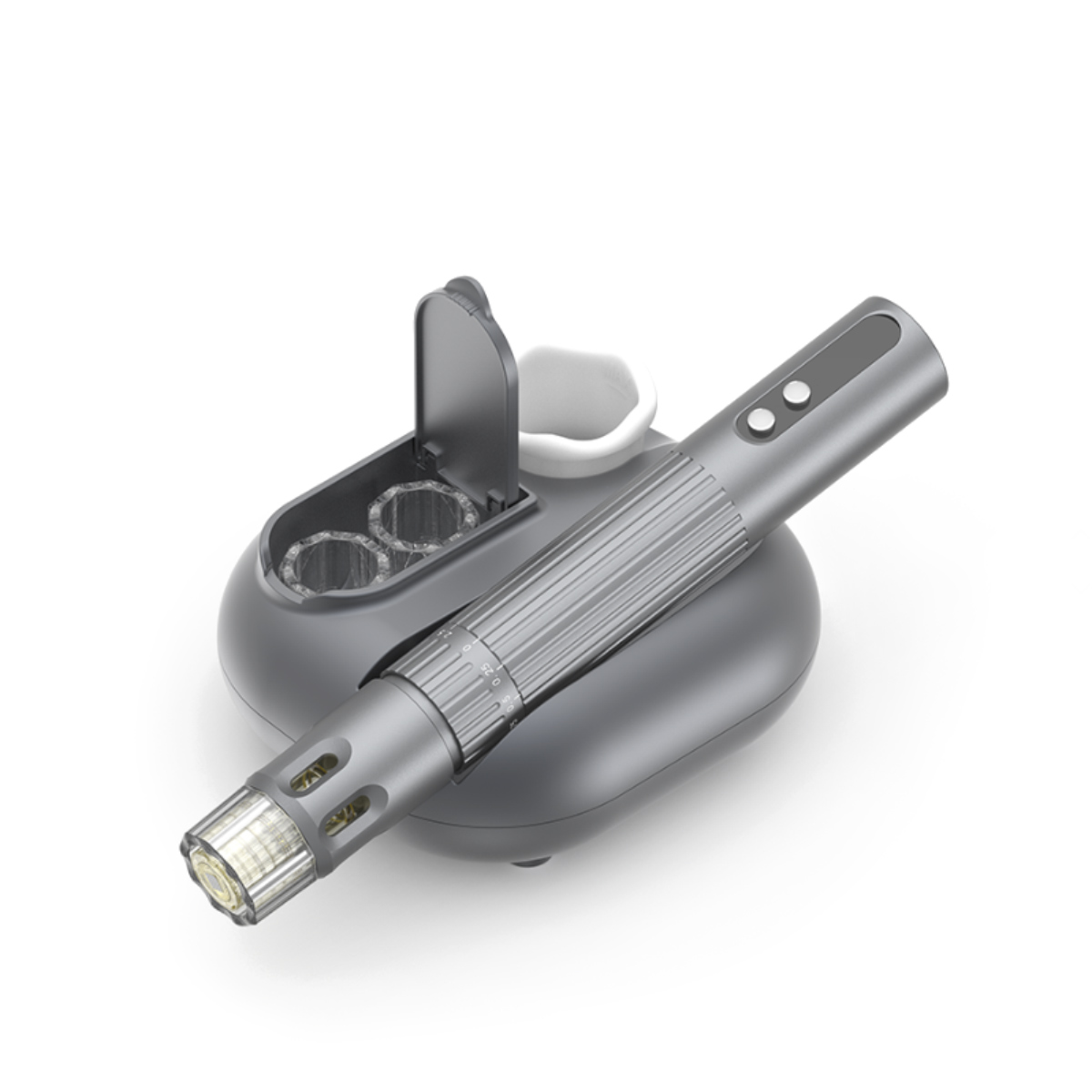 Dermapen Air Essence™ Pen Pulse PRO, eleganckie metalowe urządzenie do mikroigłowania z przyciskami, spoczywa na dopasowanej podstawie z dwoma cylindrycznymi gniazdami i pionową przegrodą, a wszystko to na białym tle.