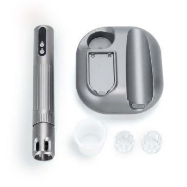 Air Essence™ dermapen Pen Pulse PRO urządzenie do mezoterapii mikroigłowej to eleganckie, metalowe urządzenie z przyciskami, pokazane z stacją dokującą i wymiennymi końcówkami.