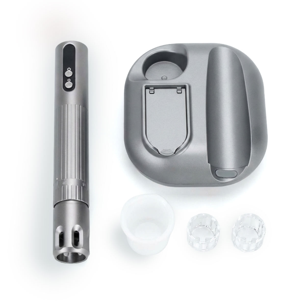 Air Essence™ dermapen Pen Pulse PRO urządzenie do mezoterapii mikroigłowej to eleganckie, metalowe urządzenie z przyciskami, pokazane z stacją dokującą i wymiennymi końcówkami.