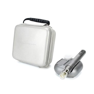 Zestaw Air Essence™ Dermapen Pen Pulse PRO z urządzeniem do mezoterapii mikroigłowej, stacją ładującą oraz praktycznym etui transportowym. Profesjonalny dermapen do mikronakłuć, przeznaczony do stymulacji kolagenu, poprawy jędrności i regeneracji skóry twarzy oraz ciała.