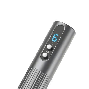 Panel sterowania Air Essence™ Dermapen Pen Pulse PRO z wyświetlaczem LED i regulacją prędkości pracy. Precyzyjne ustawienia intensywności mikronakłuć umożliwiają dopasowanie parametrów mezoterapii mikroigłowej do rodzaju skóry i obszaru zabiegowego.